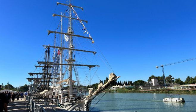 Las embarcaciones pueden visitarse desde hoy en el Muelle de las Delicias. PRENSA SEVILLA Las embarcaciones pueden visitarse desde hoy en el Muelle de las Delicias. PRENSA SEVILLA