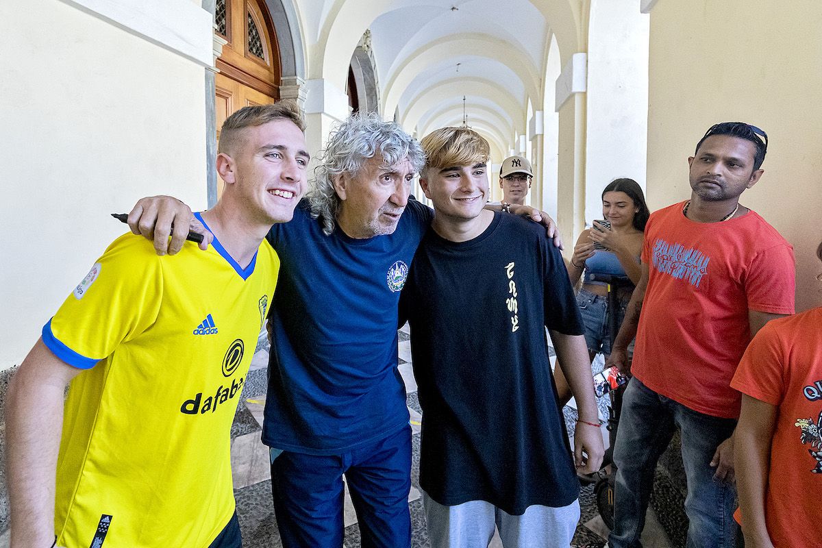 Mágico González haciéndose fotos con aficionados del Cádiz. Mágico González haciéndose fotos con aficionados del Cádiz.