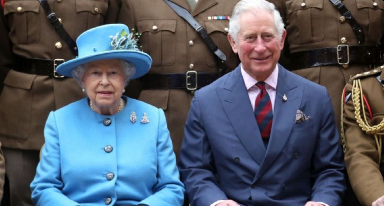 El ya rey de Inglaterra, Carlos III, junto a su madre Isabel II. El ya rey de Inglaterra, Carlos III, junto a su madre Isabel II.
