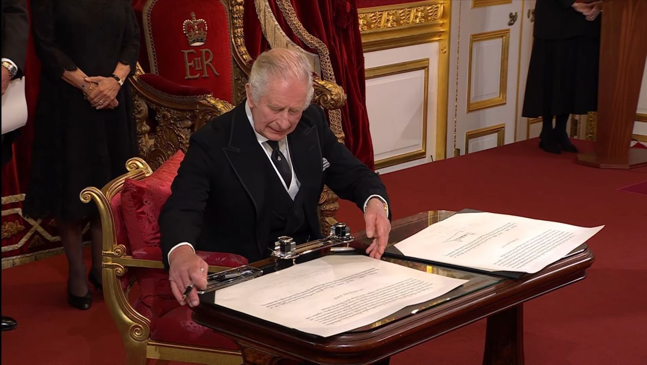 Carlos III durante el acto oficial. Carlos III durante el acto oficial.