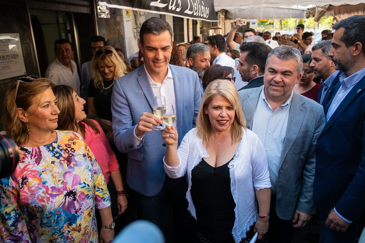 El presidente Pedro Sánchez, brindando con Mamen Sánchez, secretaria general del PSOE-A de Jerez, en una visita a Jerez.