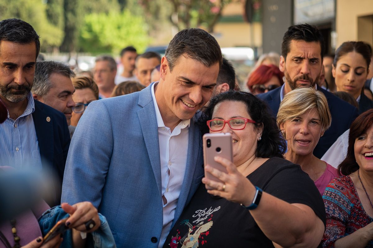 Pedro Sánchez haciéndose un 'selfie' con una vecina de Jerez en Princi Jerez. FOTO: MANU GARCÍA. Pedro Sánchez haciéndose un 'selfie' con una vecina de Jerez en Princi Jerez. FOTO: MANU GARCÍA.