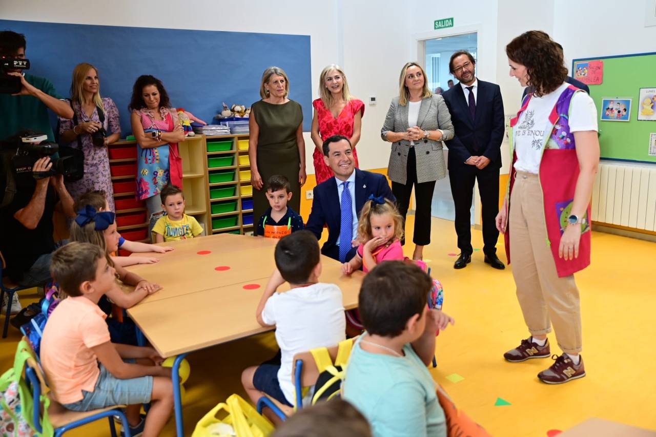 Juanma Moreno, en su visita a un colegio.