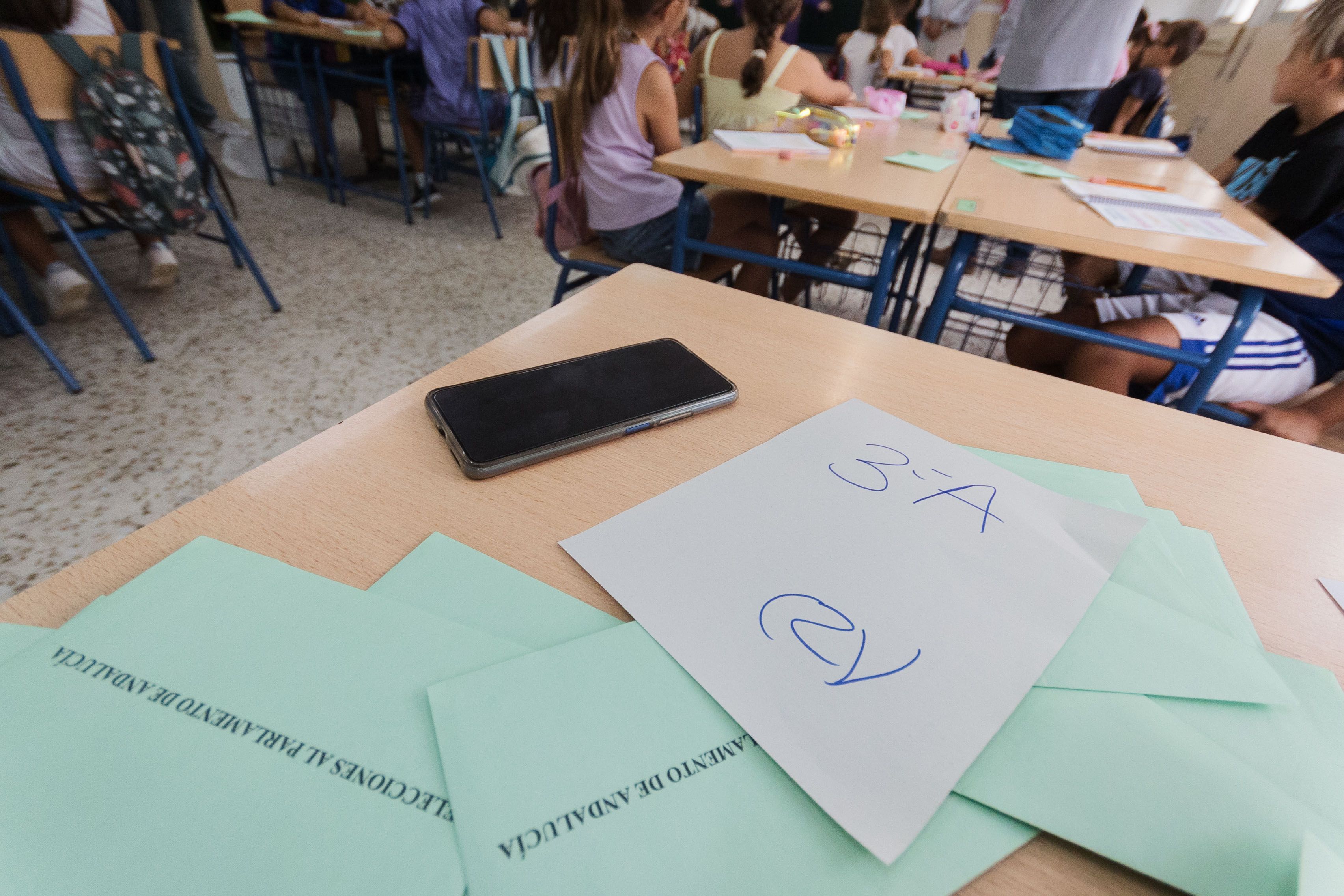 Andalucía anunció regular el uso de teléfonos móviles en las aulas justo unos días antes del anuncio del Gobierno.