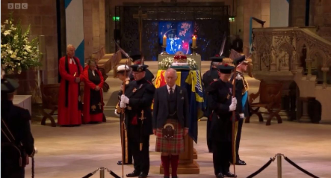 Imagen de Carlos III ante el féretro de Isabel II. Cero bodas y un funeral. Imagen de Carlos III ante el féretro de Isabel II. Cero bodas y un funeral.