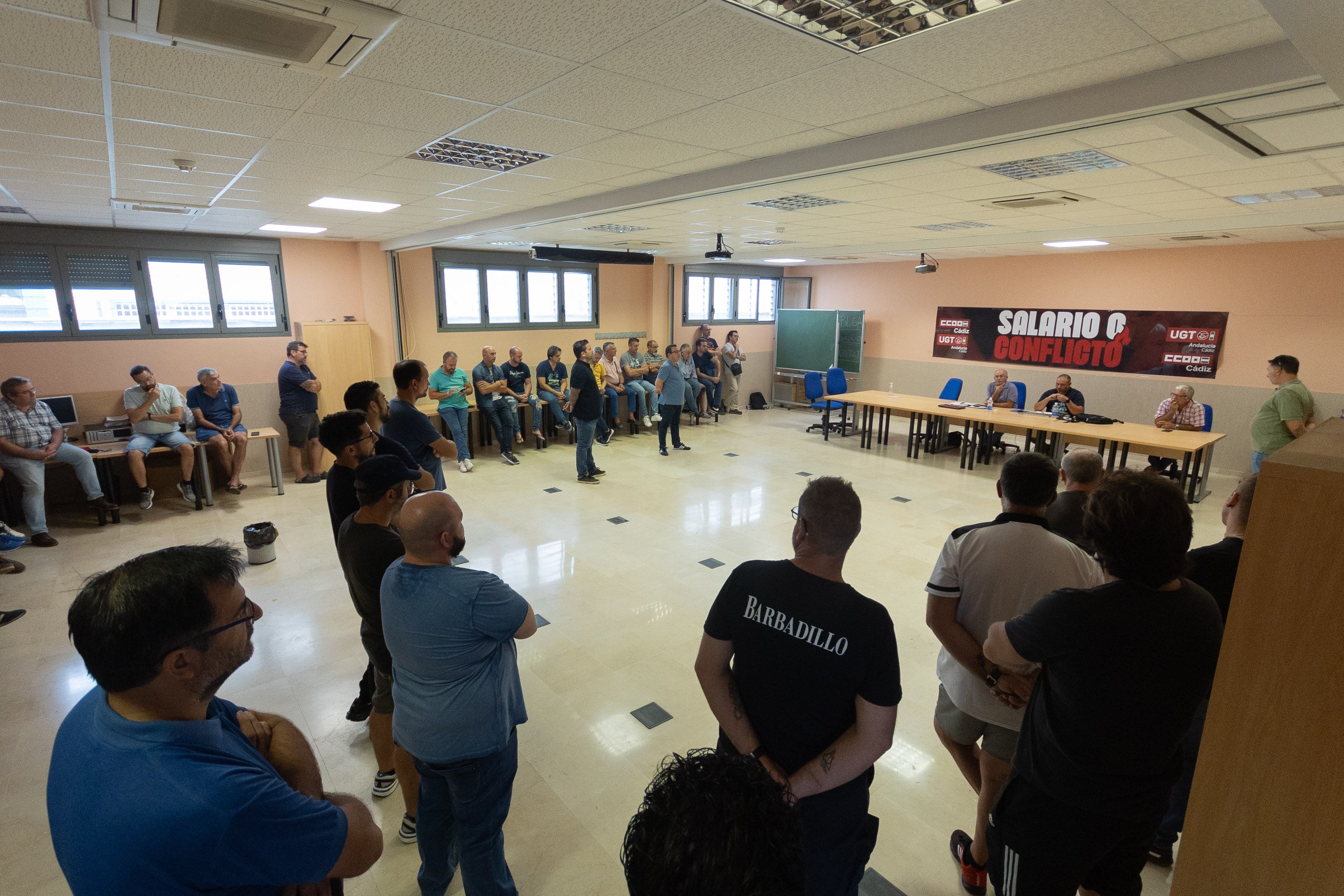 Trabajadores del sector de la vid en la asamblea celebrada en Jerez. MANU GARCÍA