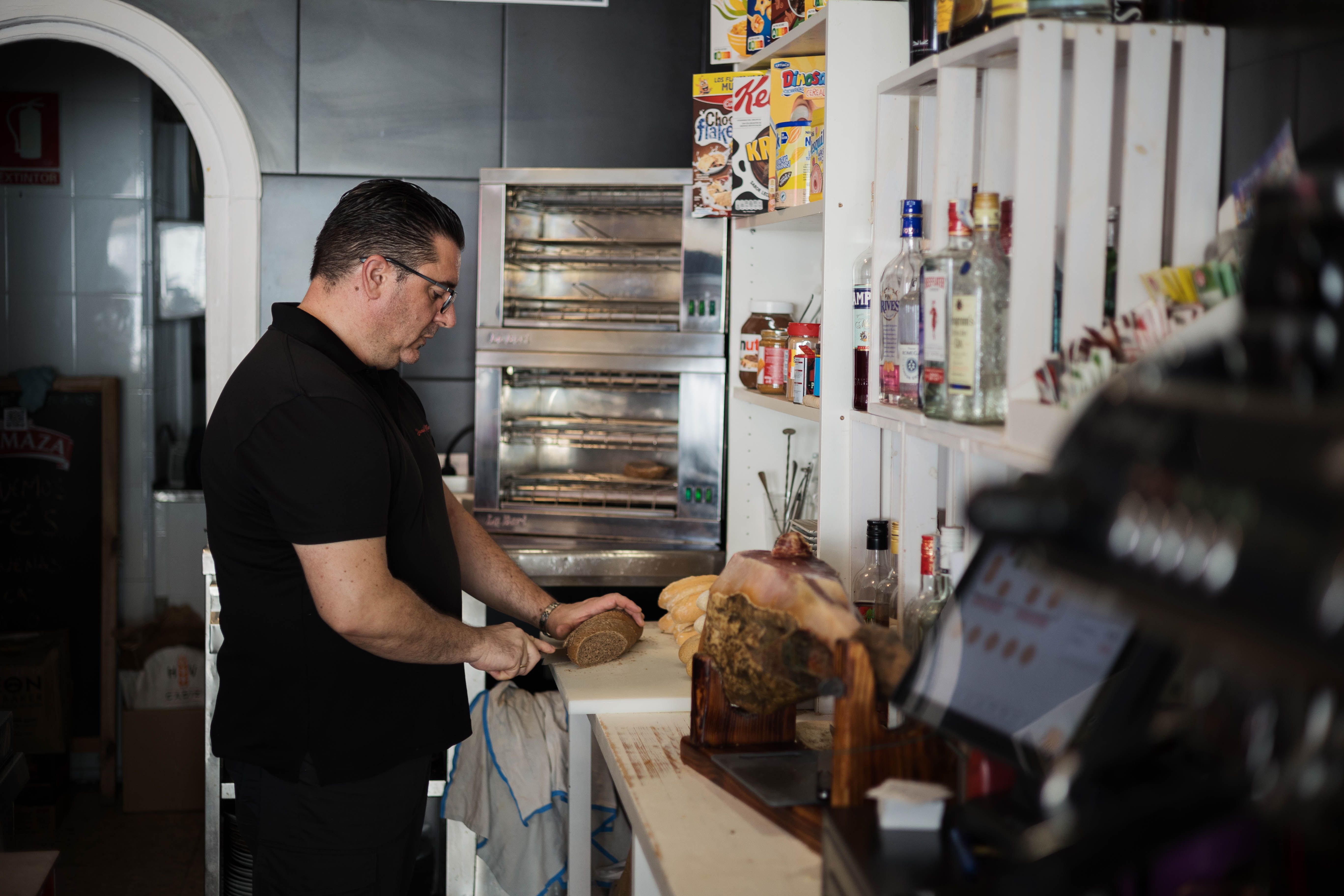 El jerezano corta el pan de centeno. 