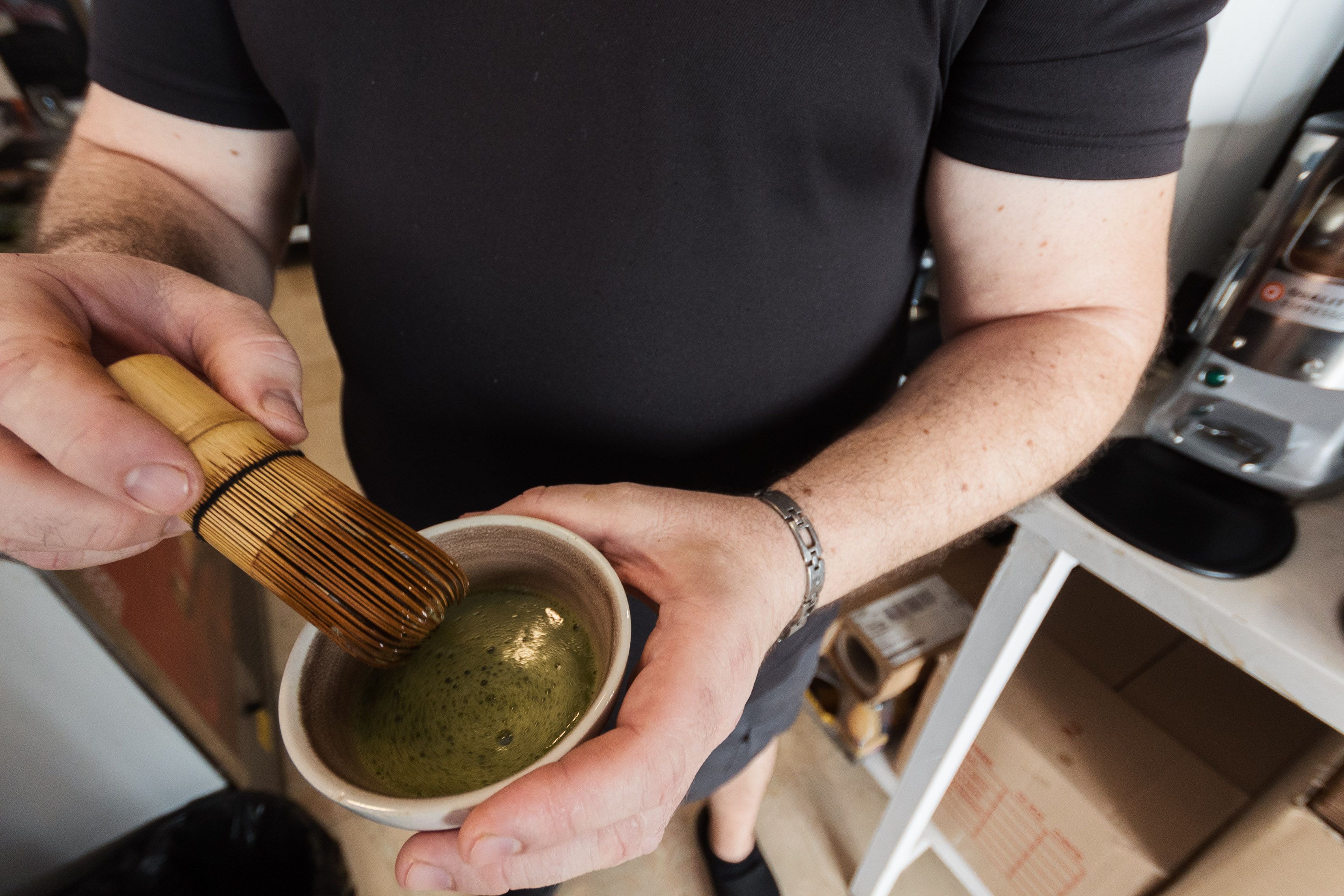 Daniel preparando el té matcha.