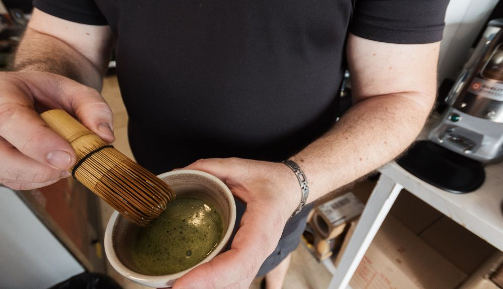 Daniel preparando el té matcha.