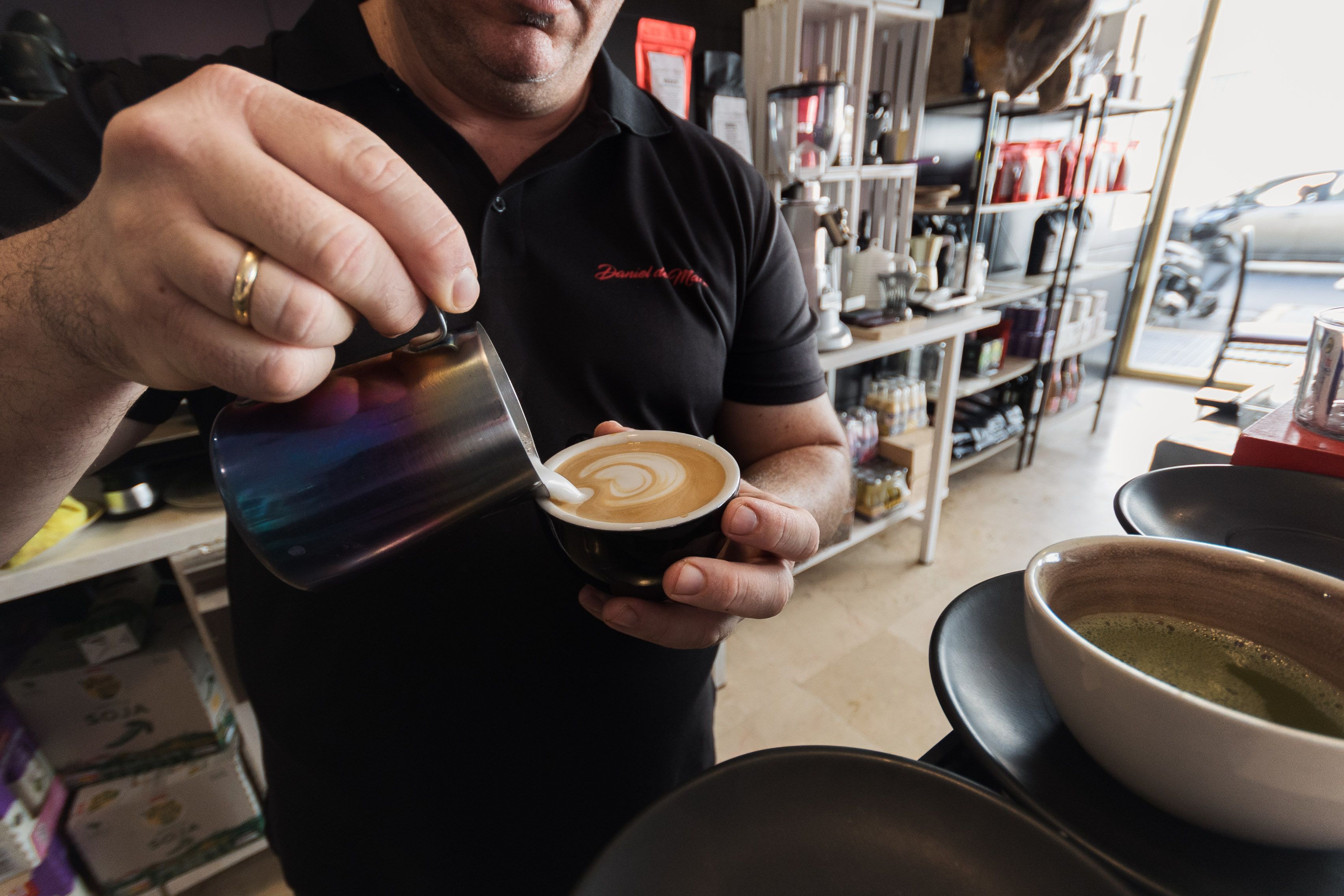 El jerezano prepara café de Kenia.