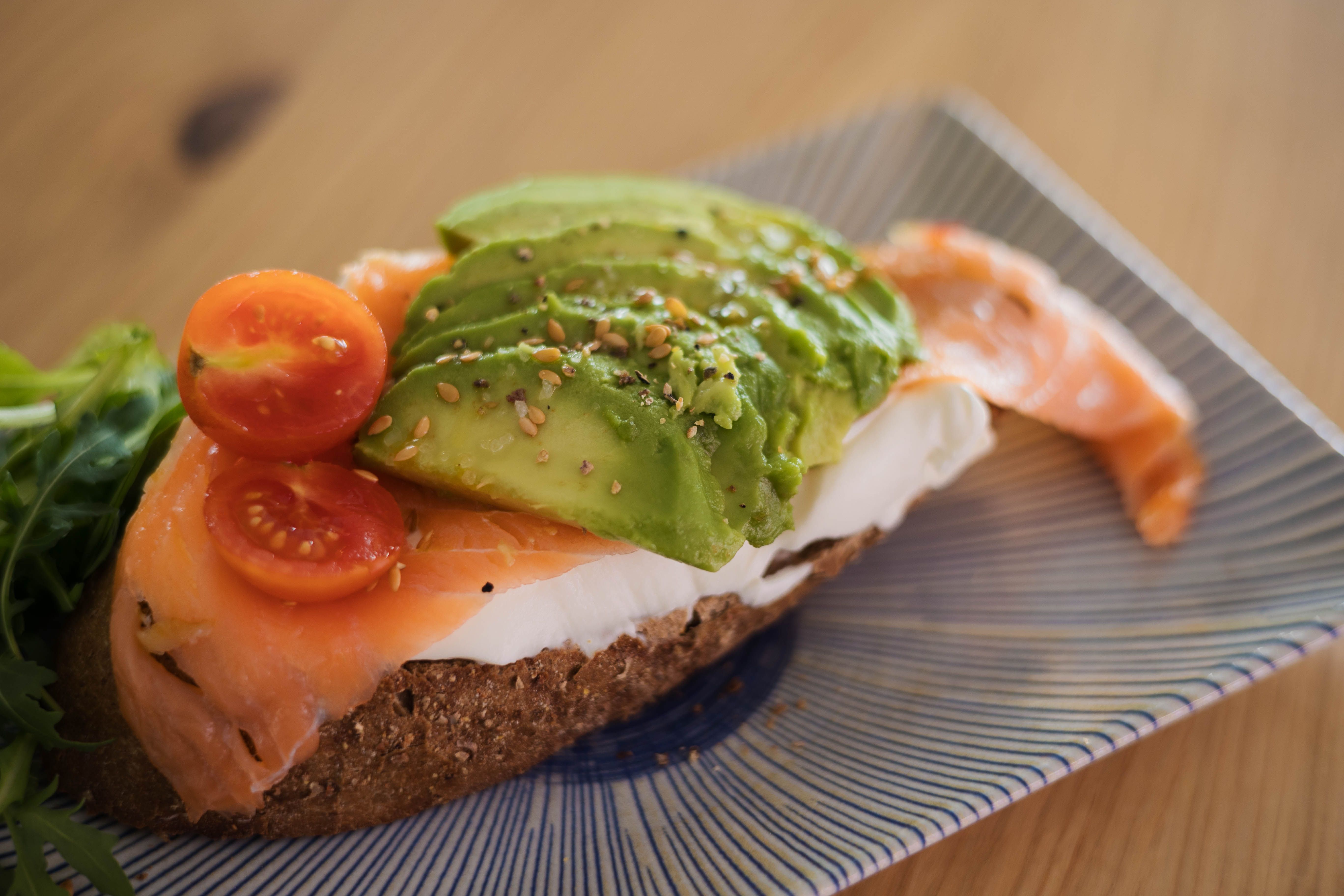 Tostada con aguacate y salmón.