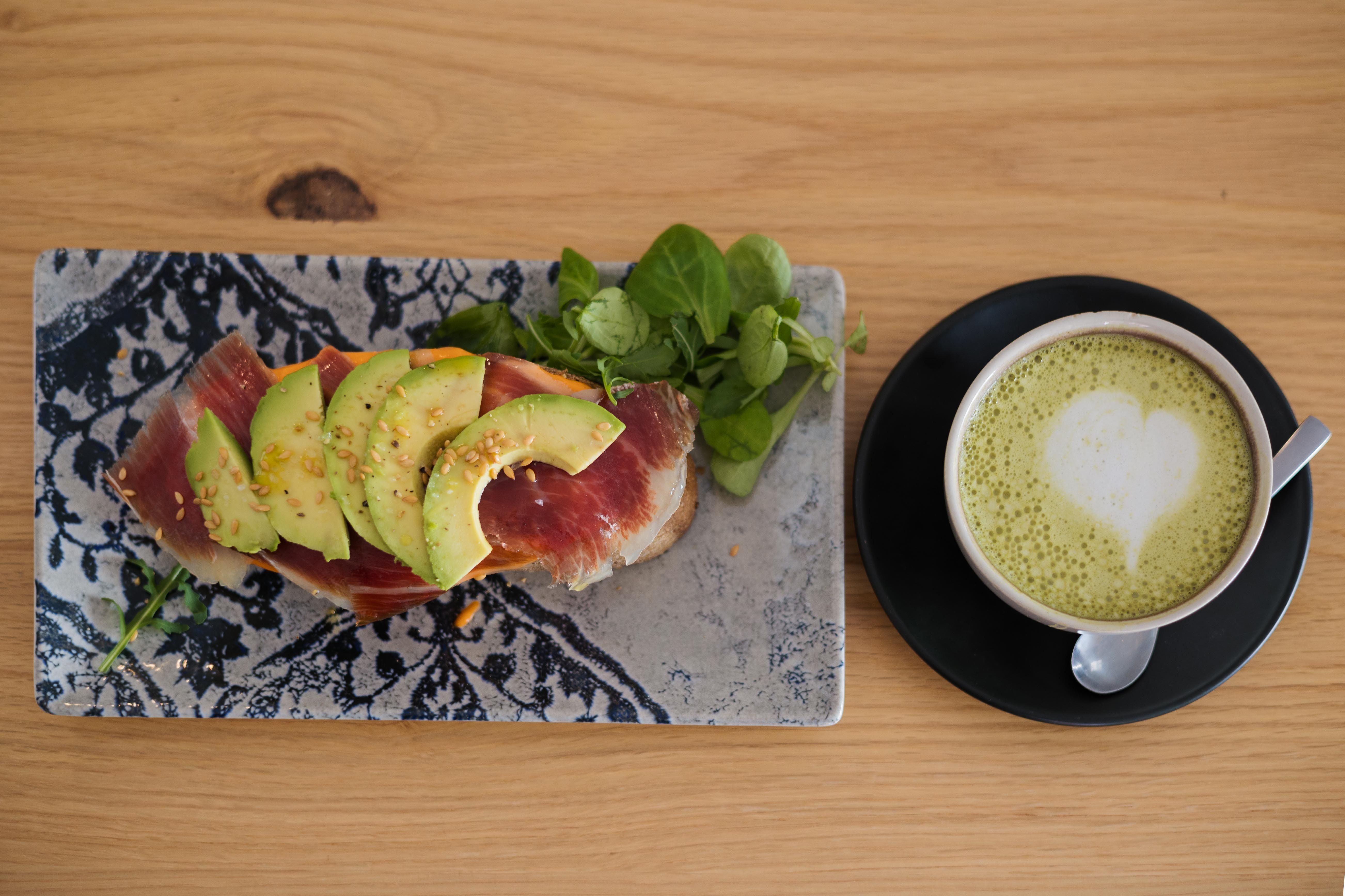 Tostada ibérica con café de Kenia.