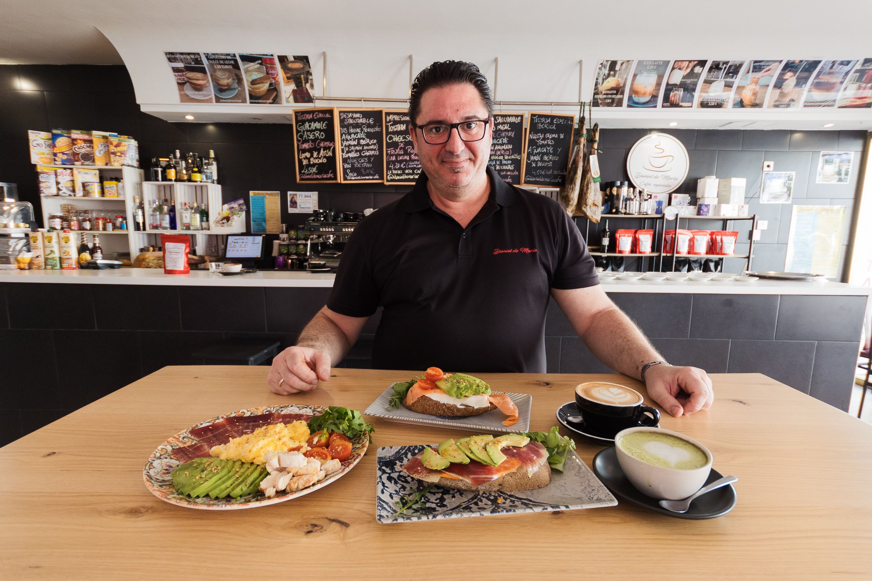 Daniel Sánchez muestra sus tostadas "creativas", el té matcha y el café de origen que sirven en Chiclana.