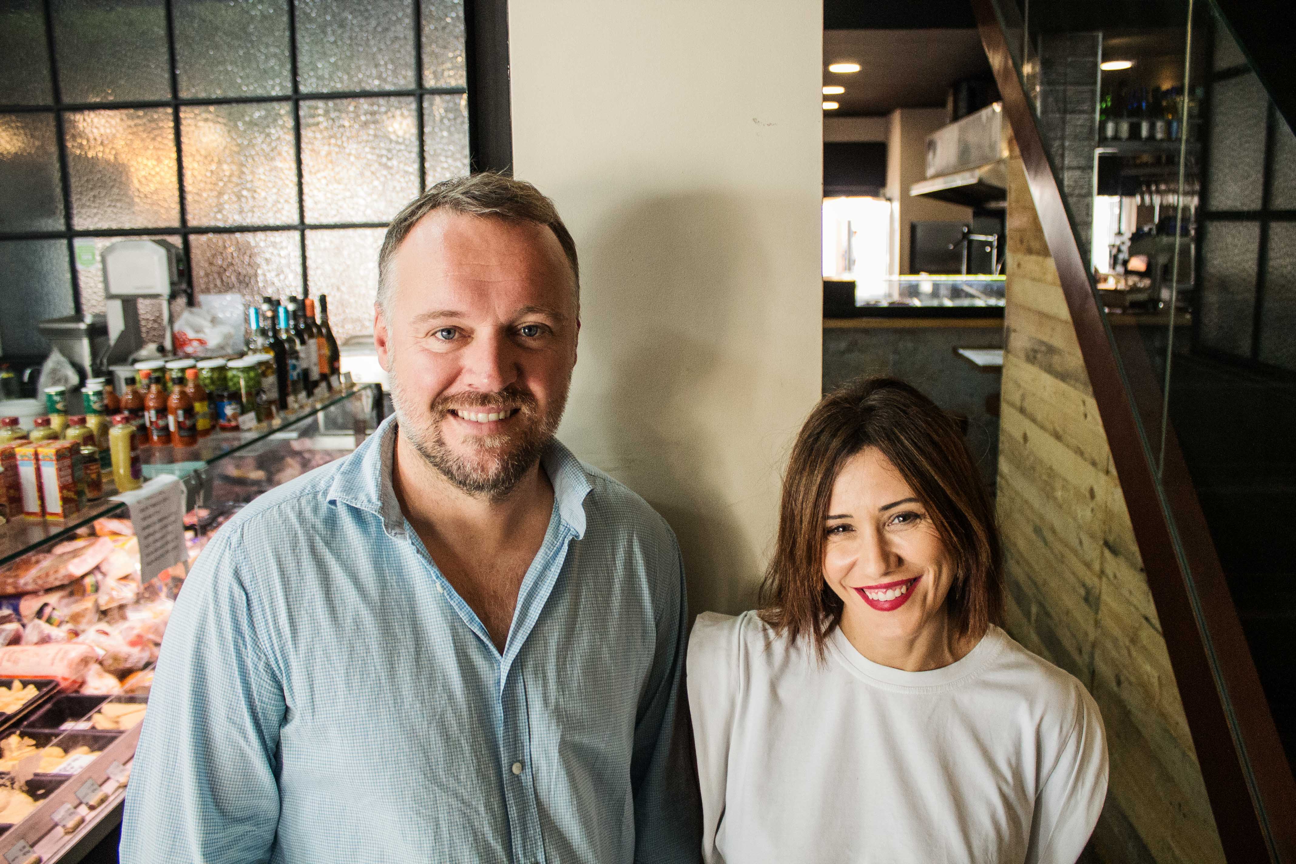José María y Elena en el pasillo que conecta la carnicería con el restaurante.
