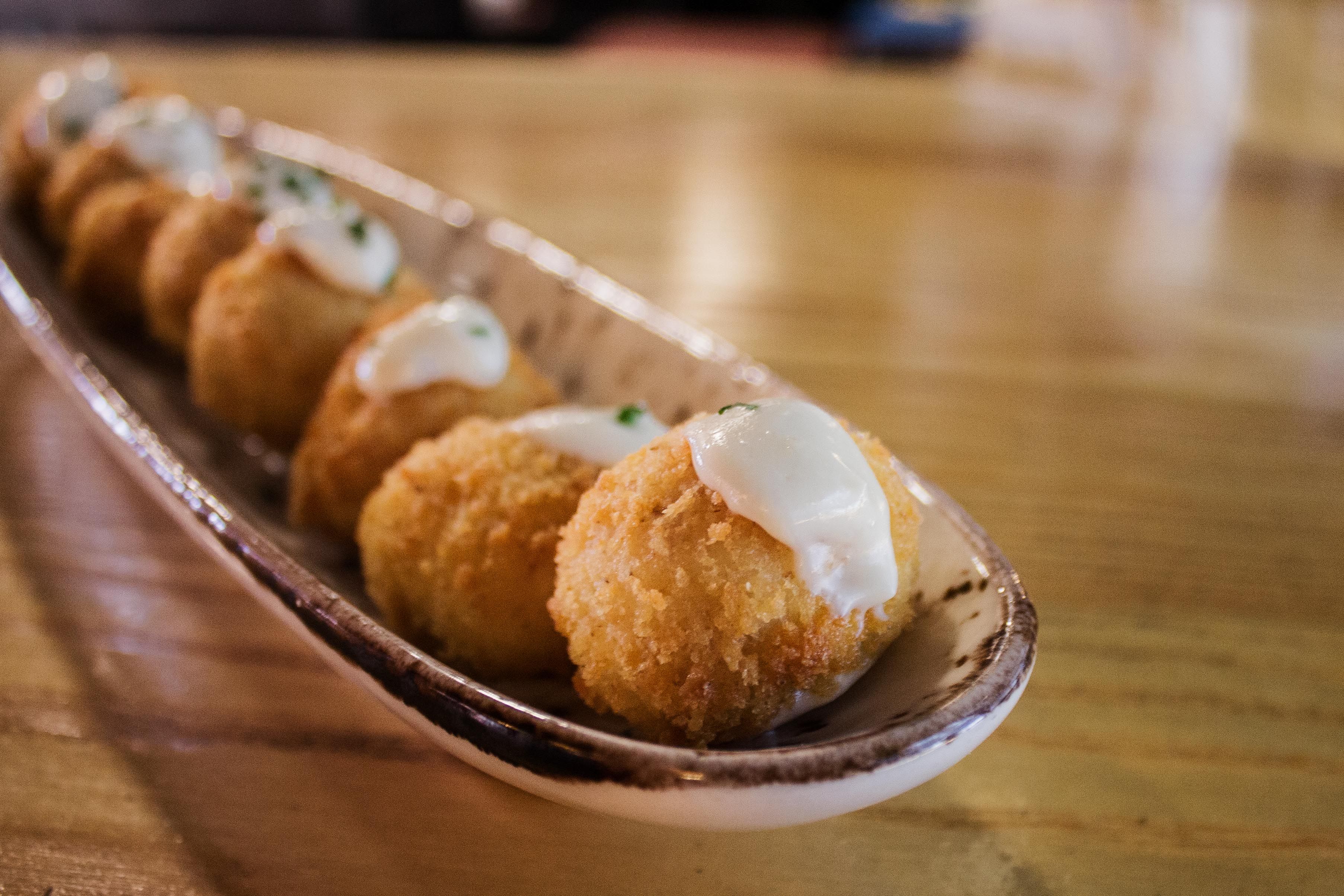 Croquetas de queso de la sierra con bacon.