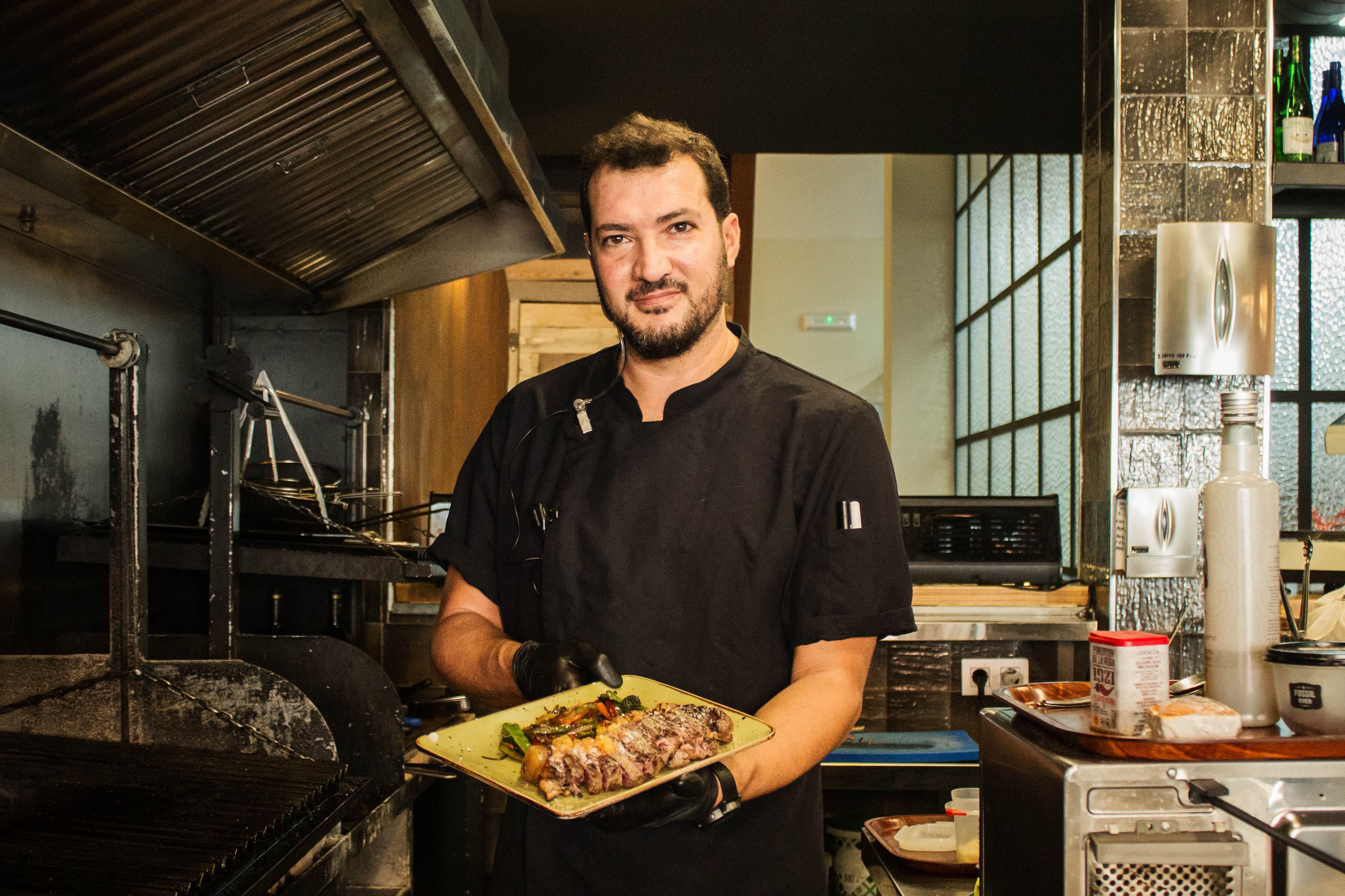 El jerezano con un plato de angus irlandés.
