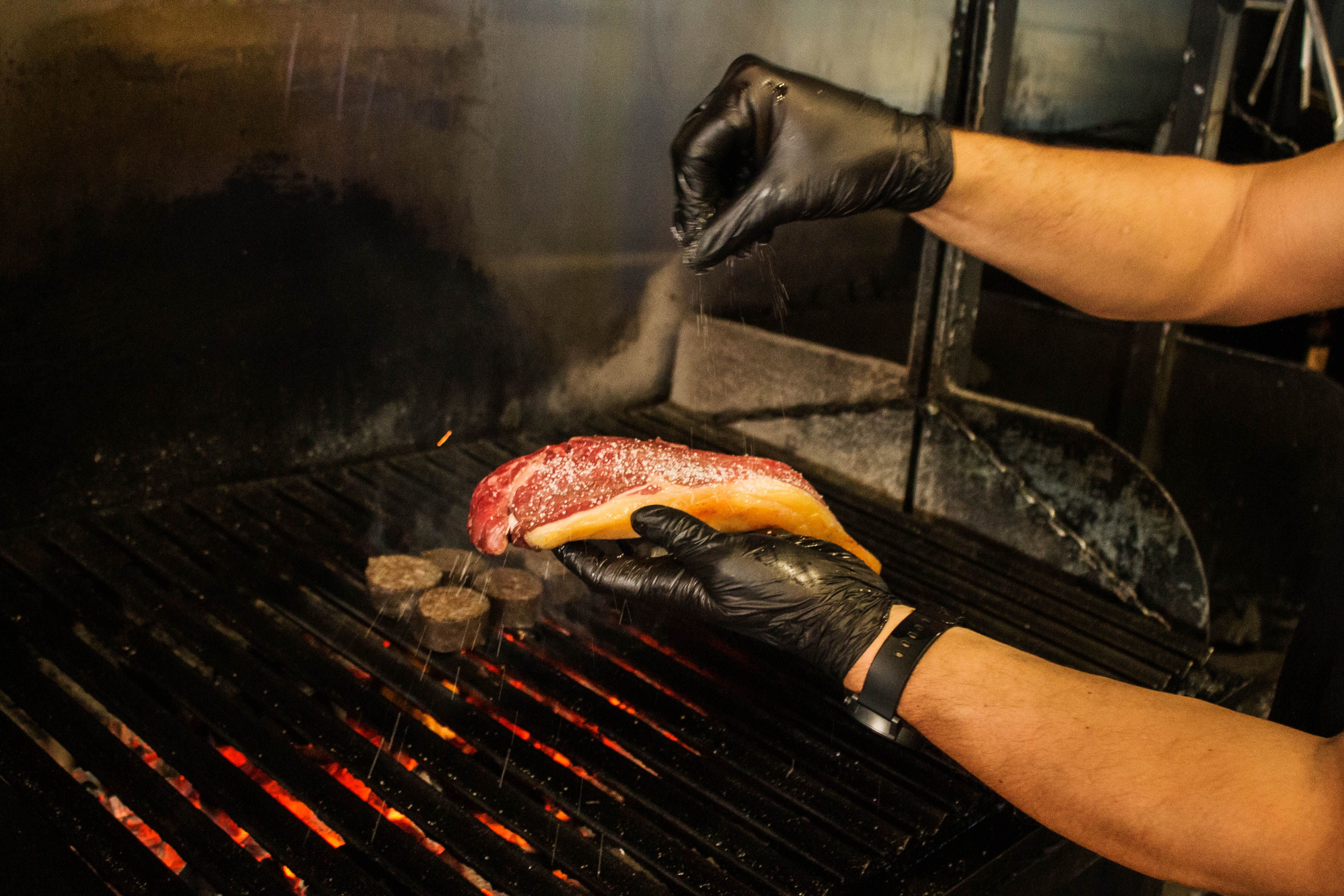 Moisés echa sal a la carne.