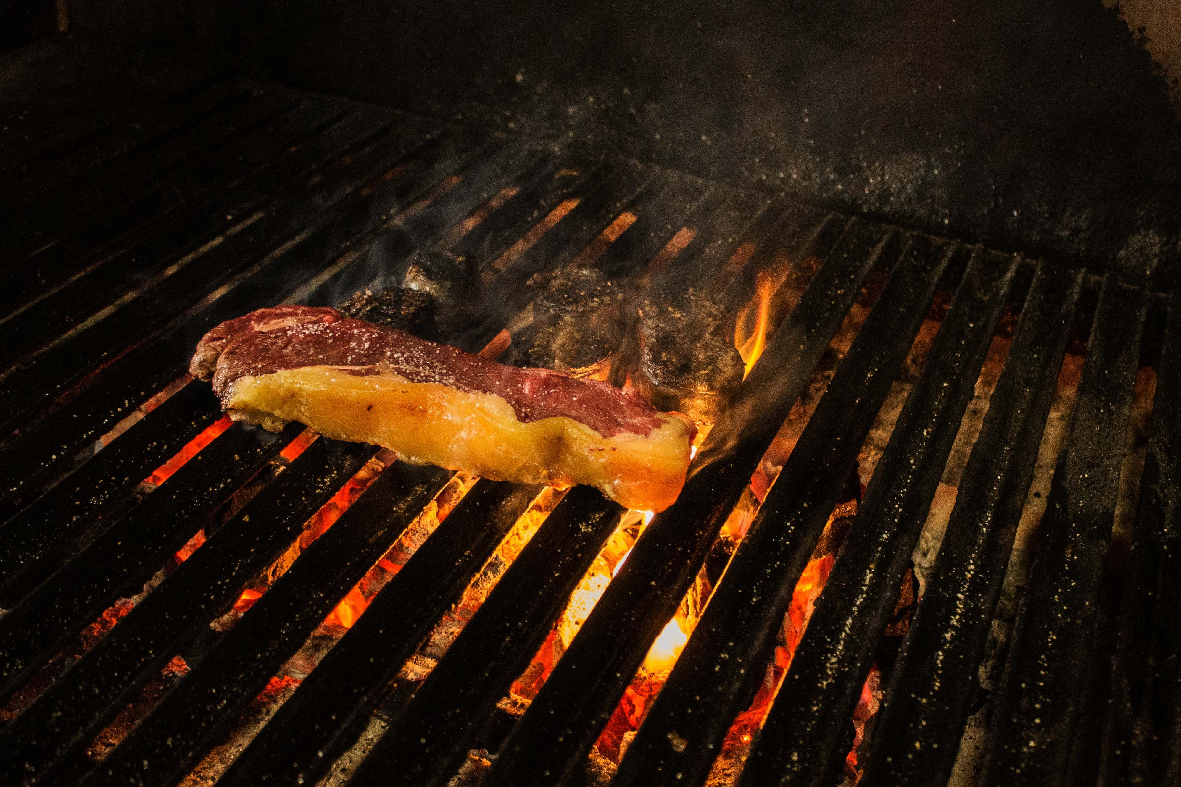 Preparación de la carne con carbón ecológico.