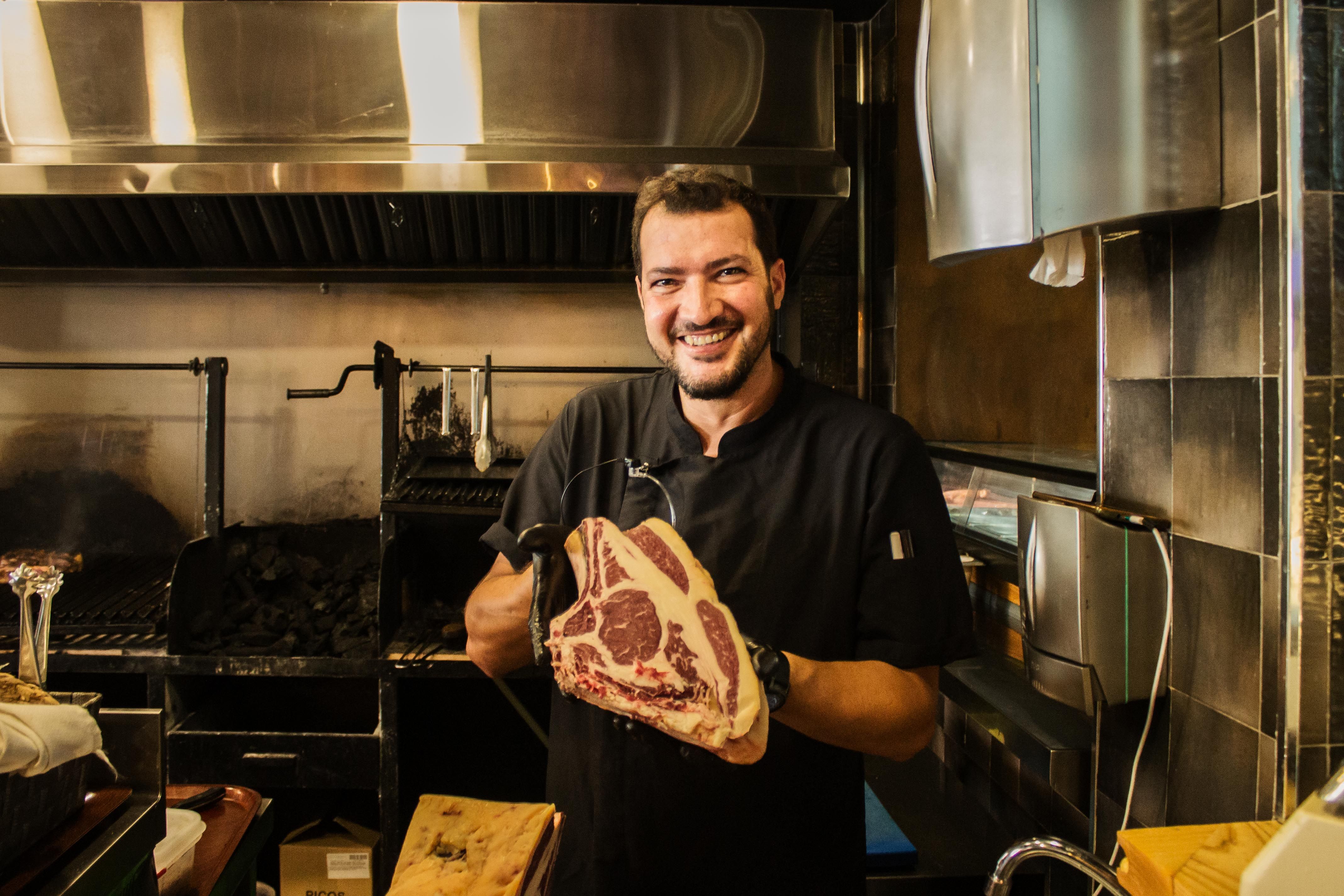 Moisés muestra una pieza de angus irlandés. 