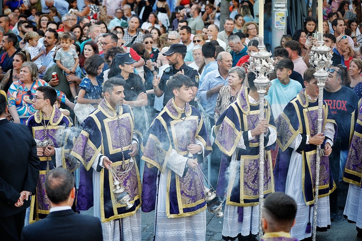 Gentío en las calles de Cádiz, hoy, con la magna.   GERMÁN MESA 