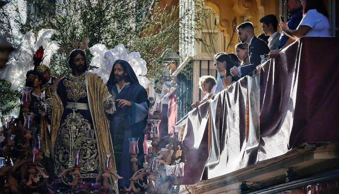 Balcones y cierros también a tope para ver la magna.     GERMÁN MESA 