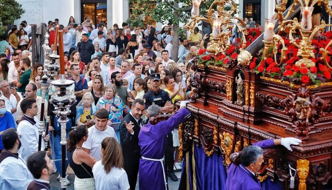 Tras el paso del Nazareno con los maniguetas marcando el ritmo.    GERMÁN MESA