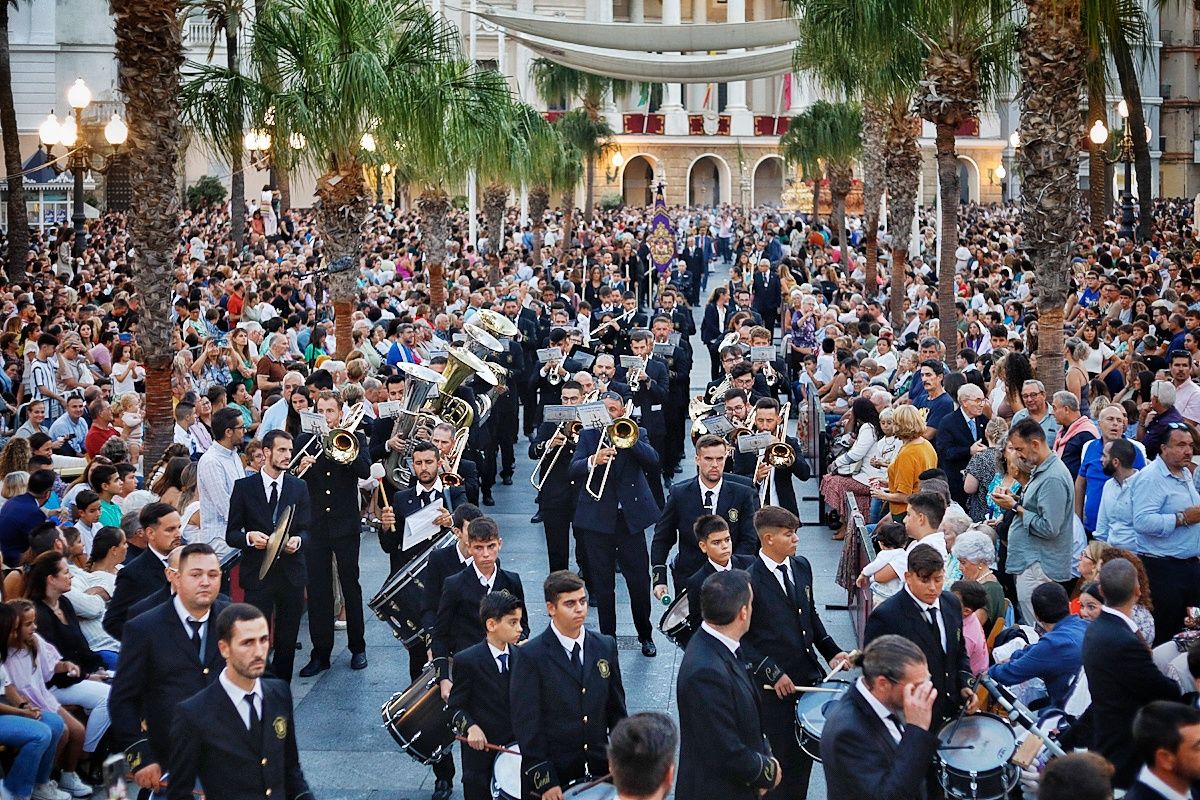 Banda de Conil en la procesión por San Juan de Dios.  GERMÁN MESA 