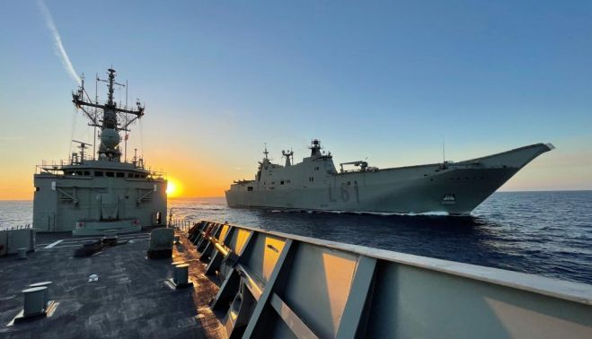 El buque Juan Carlos I desde la fragata Navarra. ARMADA