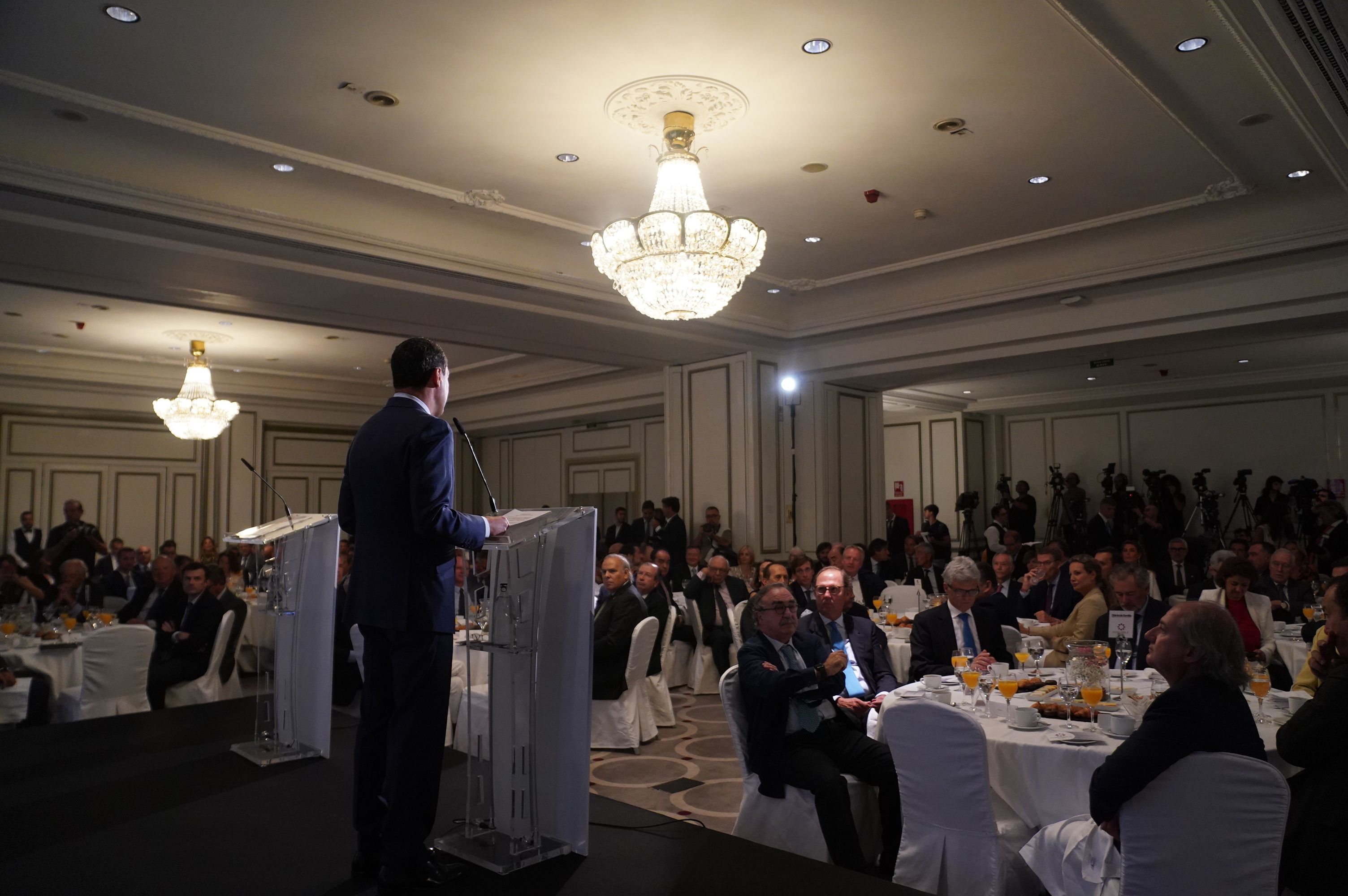 Moreno, en un foro con empresarios, anunciando la nueva bajada de impuestos.