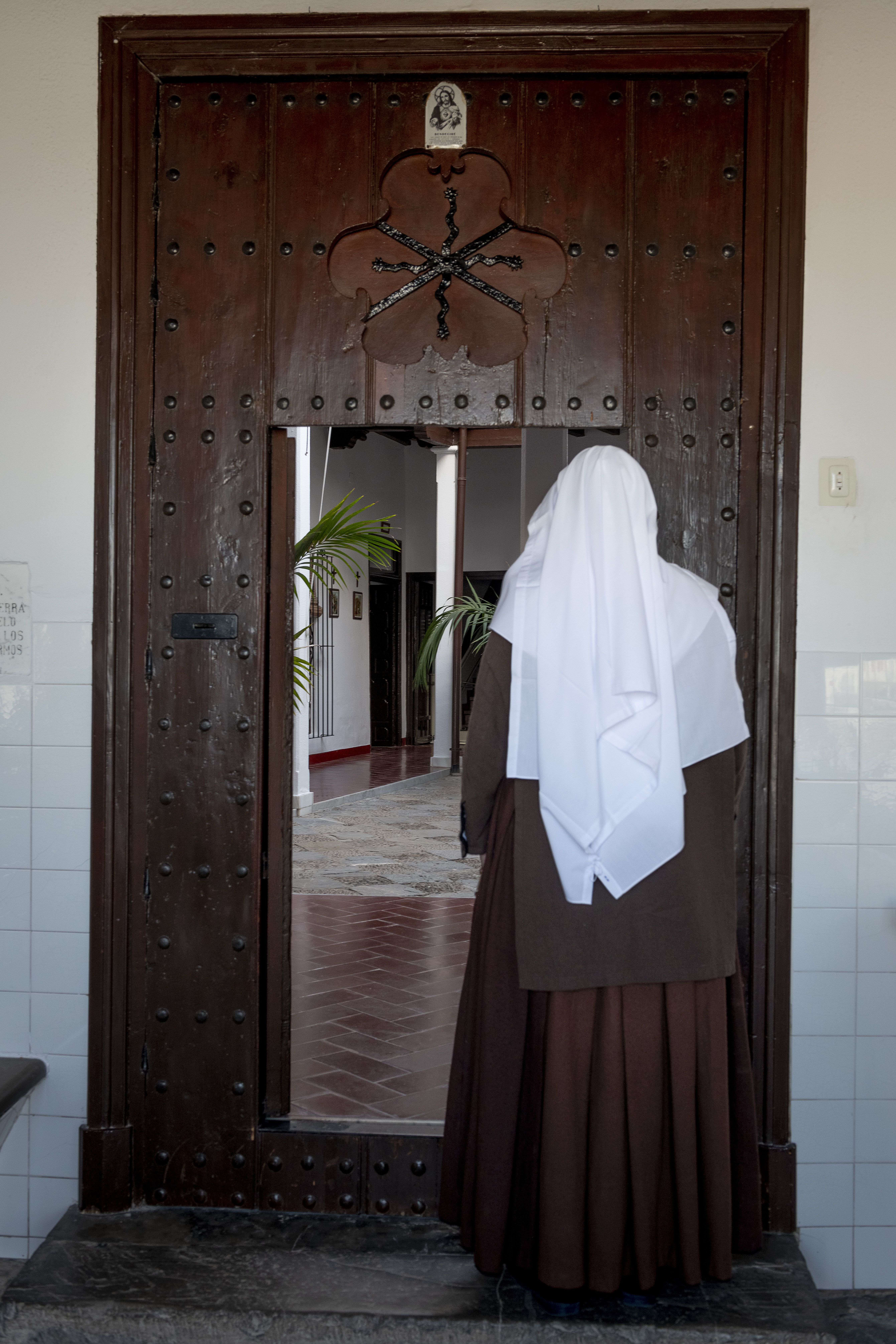 Una hermana novicia en el dintel de la puerta de acceso al convento.     JUAN SALIDO