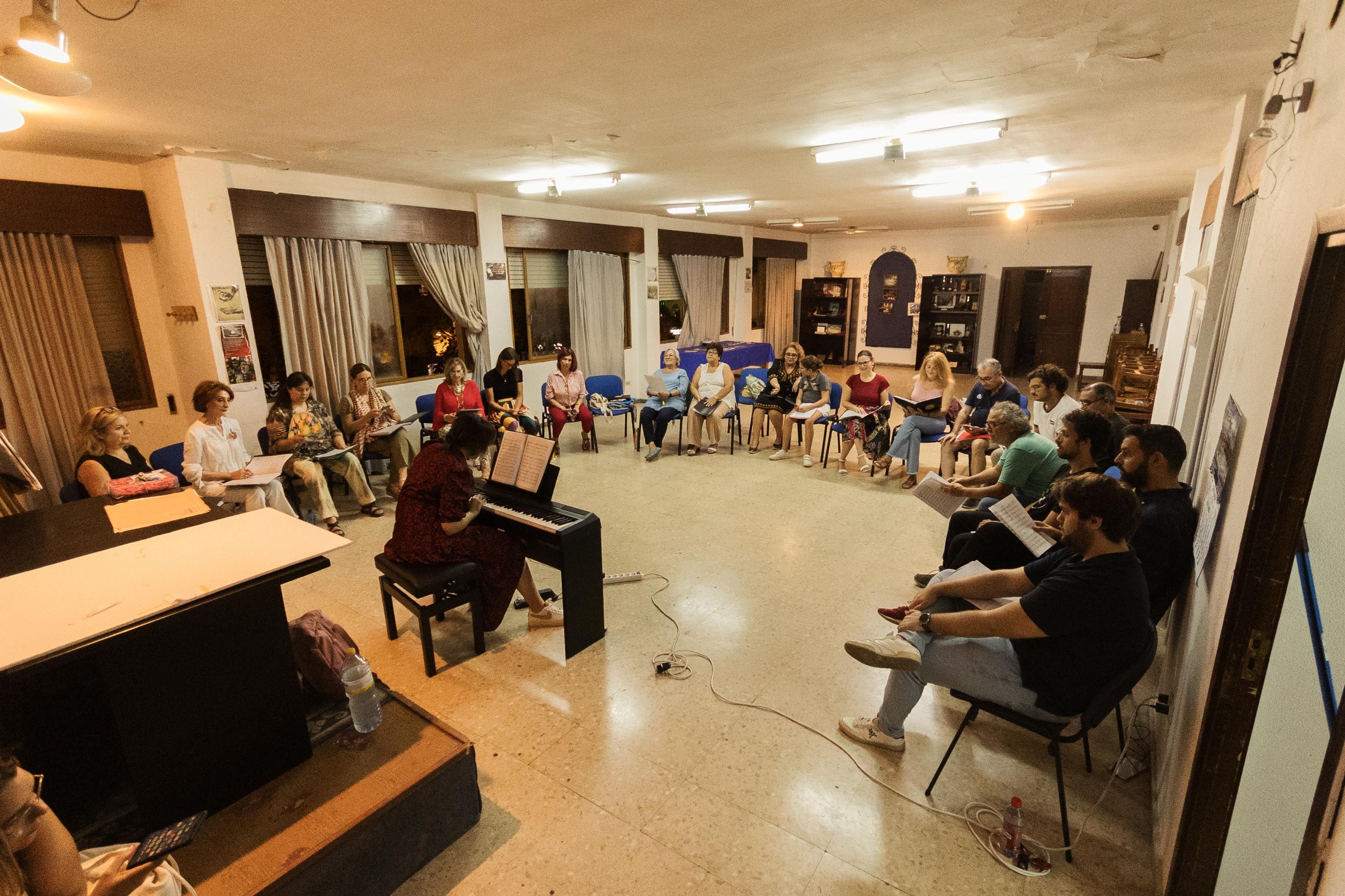 En el centro la directora dirigiendo el ensayo.   MANU GARCÍA