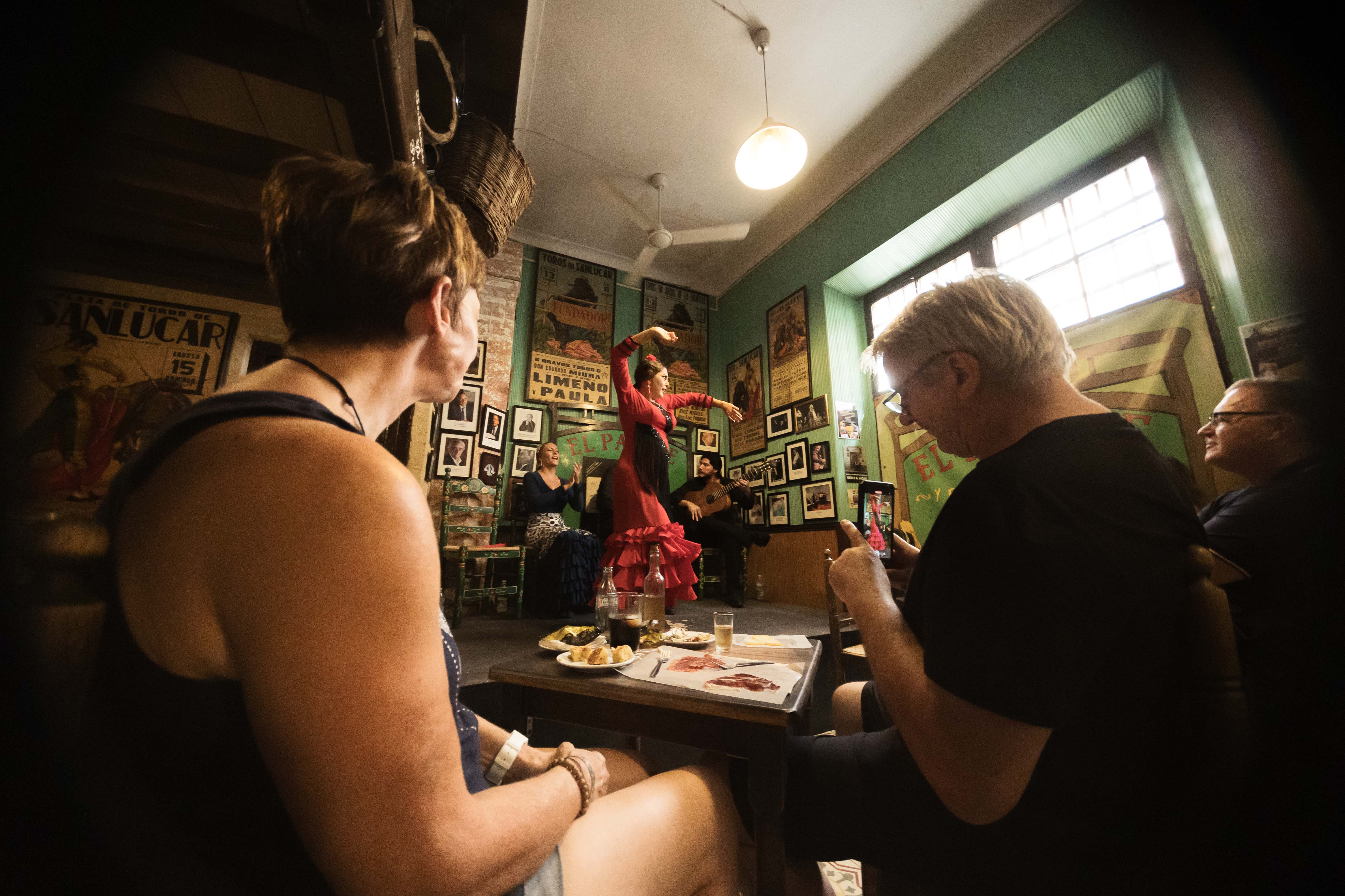 La fórmula de El Pasaje es sencilla, vino y flamenco. MANU GARCÍA