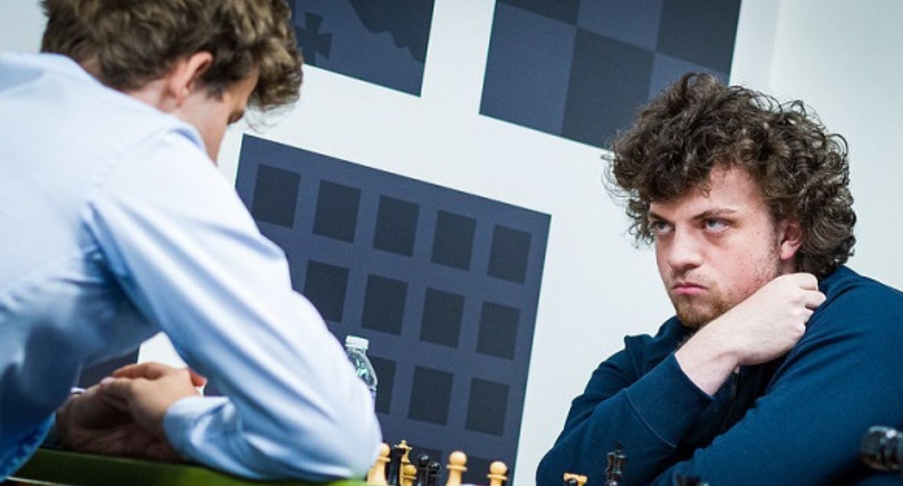 Hans Niemann, acusado de usar perlas anales con inteligencia artificial, a la derecha, durante una partida contra el campeón Magnus Carlsen. Hans Niemann, acusado de usar perlas anales con inteligencia artificial, a la derecha, durante una partida contra el campeón Magnus Carlsen.