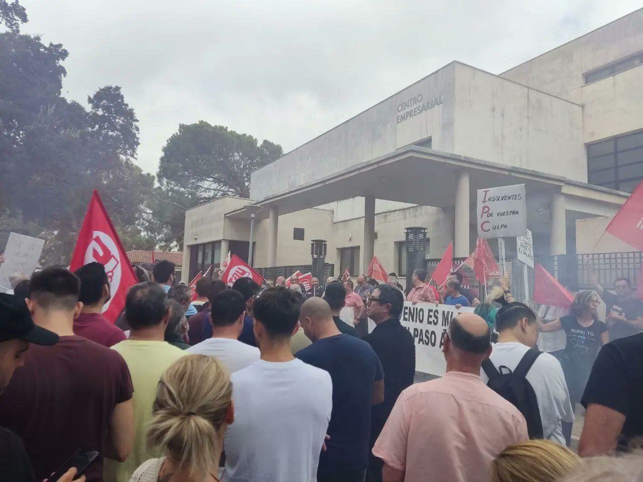 Trabajadores del sector de la vid ante la sede de Fedejerez. Trabajadores del sector de la vid ante la sede de Fedejerez.