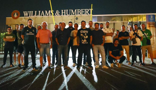 Un grupo de trabajadores ante las bodegas Williams & Humbert. 