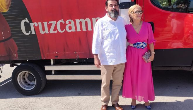 El novio y la madrina, junto al camión de la Cruzcampo.