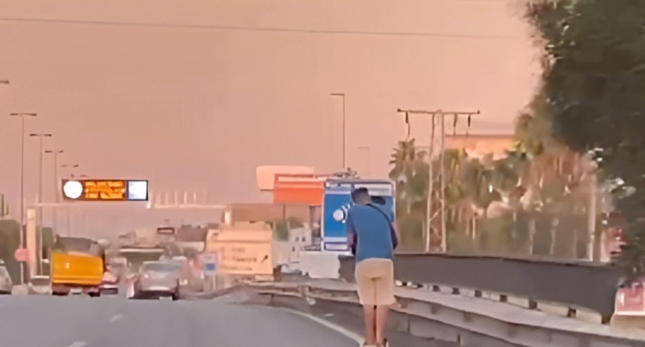 Imagen de archivo de dos personas circulando por una autovía.