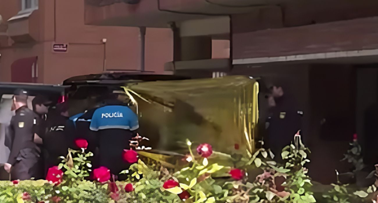 Escalofriante crimen machista. Agentes en el momento del traslado del cuerpo de la mujer asesinada en un nuevo caso de violencia de género. Escalofriante crimen machista. Agentes en el momento del traslado del cuerpo de la mujer asesinada en un nuevo caso de violencia de género.