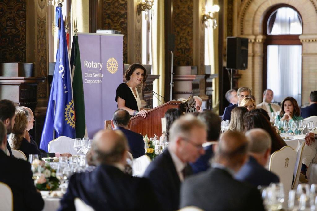 Imagen de Macarena Olona ofreciendo una conferencia. 