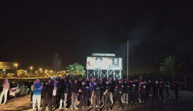 Huelga en sector de la vid con presencia policial. MANU GARCIA