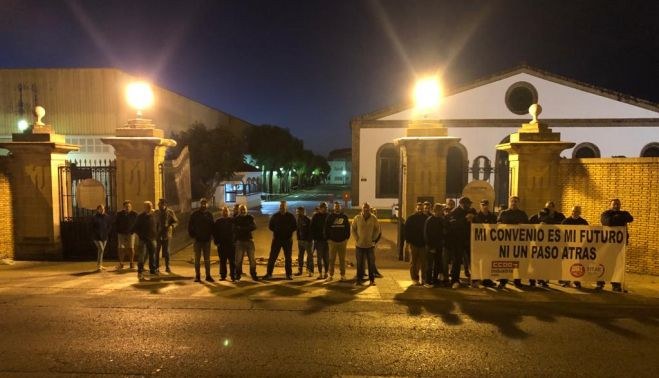 Trabajadores de Osborne en Bodega El Tiro, esta mañana en El Puerto a las 08.35
