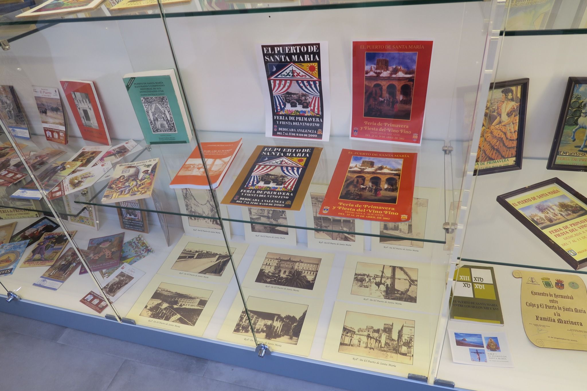 Vitrinas de la exposición en Calpe.