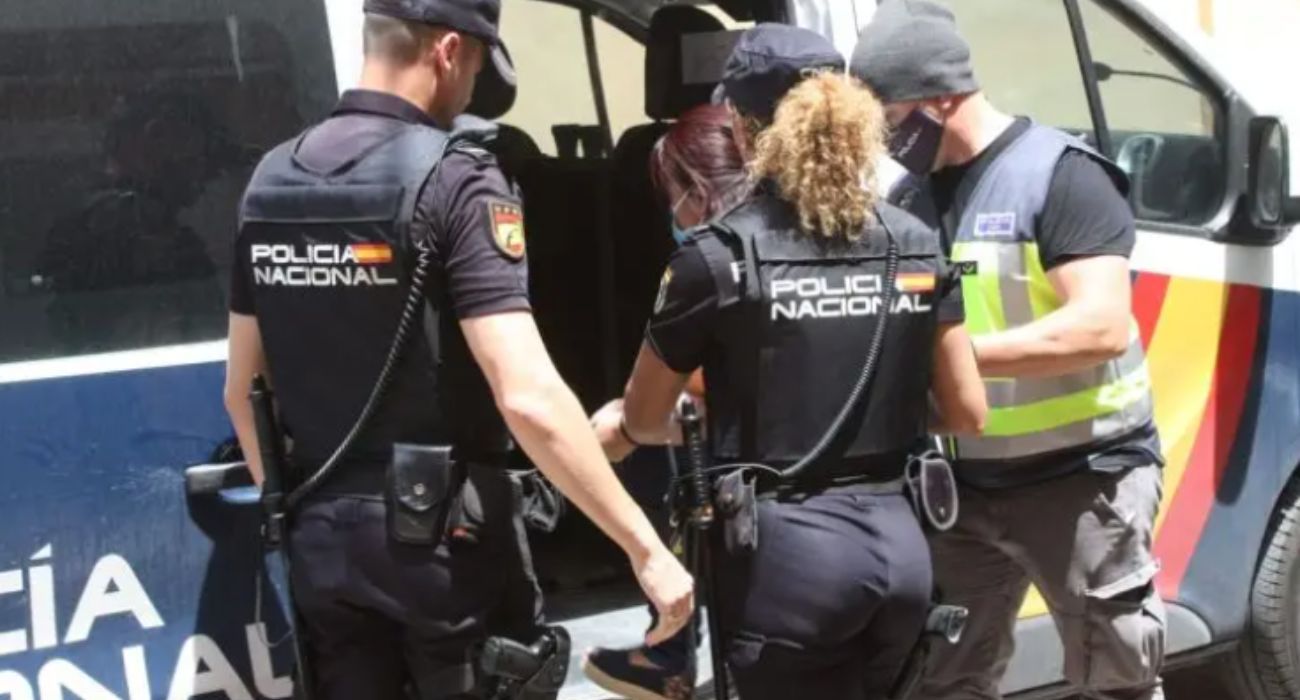 Agentes de la Policía Nacional, en una imagen de archivo. El niño de 8 años hallado muerto en Ceuta tenía un golpe en la cabeza y estaba semidesnudo Agentes de la Policía Nacional, en una imagen de archivo. El niño de 8 años hallado muerto en Ceuta tenía un golpe en la cabeza y estaba semidesnudo