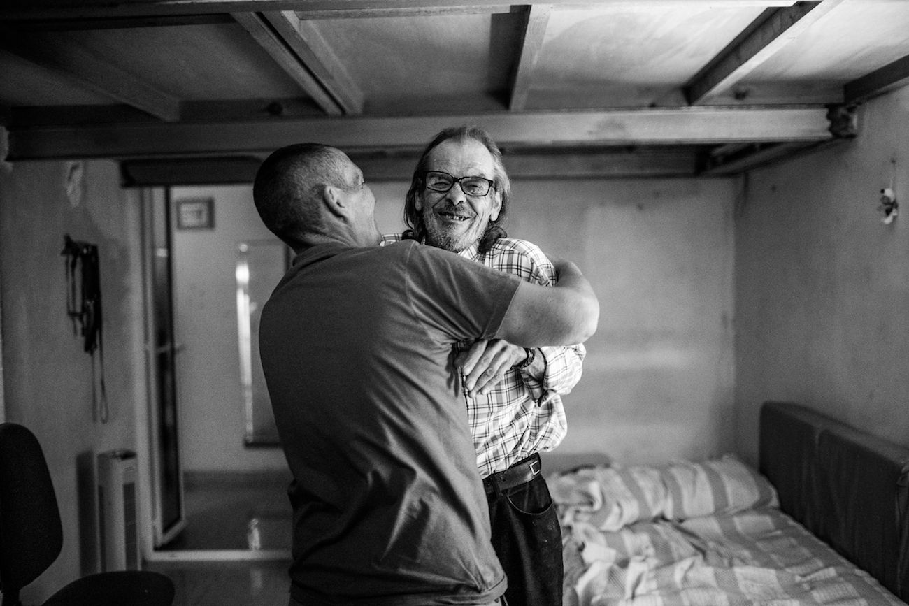 Juan Carlos y Leo, dándose un abrazo. FOTO: JUAN CARLOS TORO