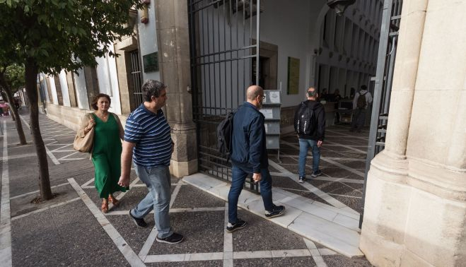 Los representantes de UGT y CCOO acceden al Sercla hoy lunes. MANU GARCÍA
