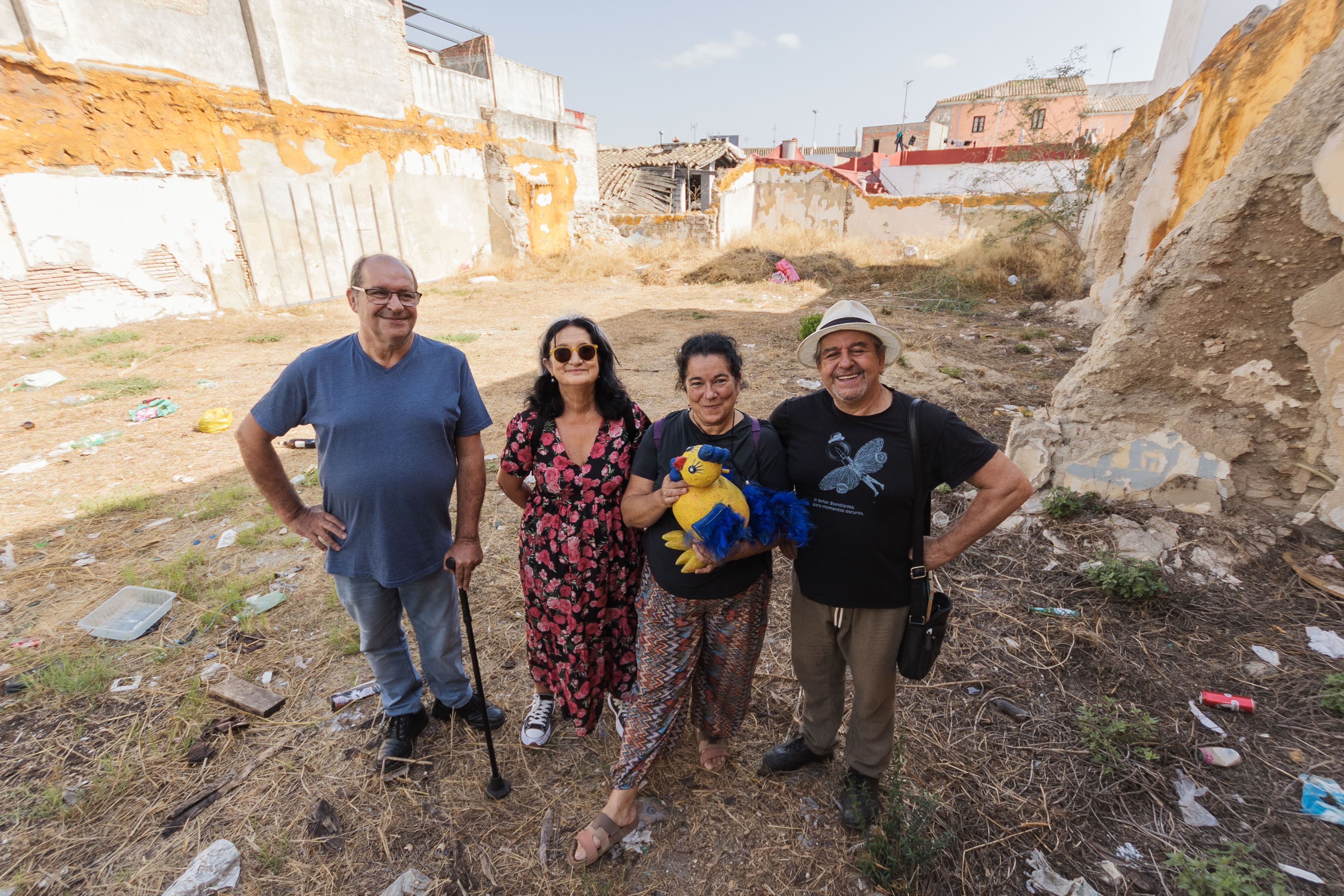 Quijotes en Molino de Viento. Diego, Nati, Eva —con la gallina Churra en la mano— y Juanma, promotores del futuro espacio escénico del barrio de San Miguel, retratados en el solar donde se levantará el espacio.