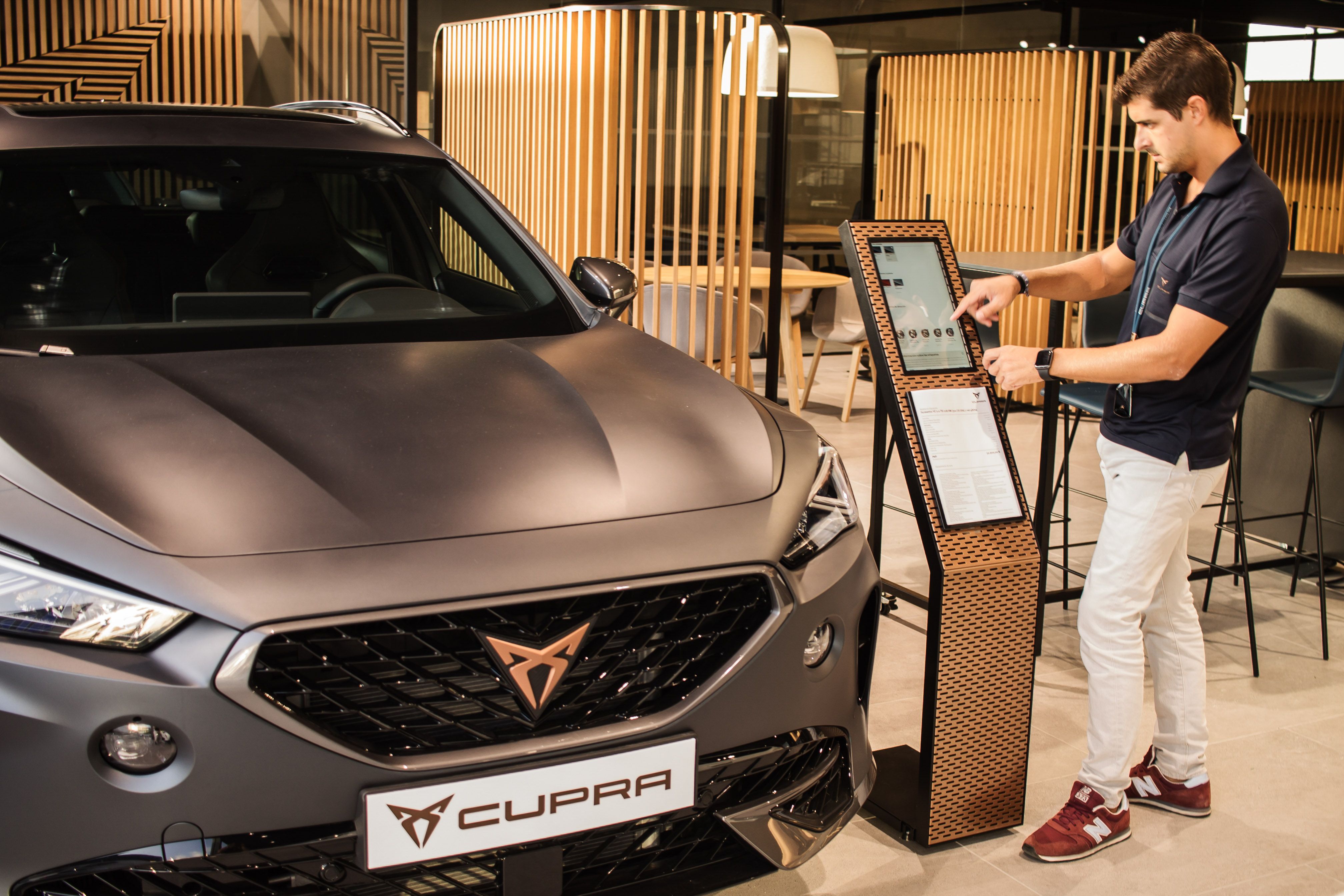Guillermo Finch, comercial de Cupra en Jerez.