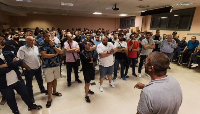 La asistencia a la primera asamblea fue masiva.
