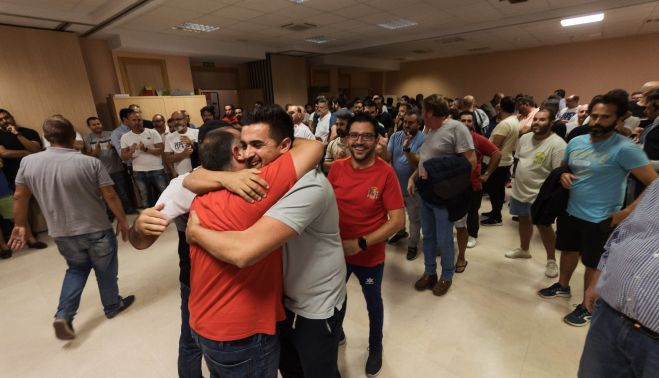 La primera asamblea terminó con la alegría de los trabajadores por el resultado.