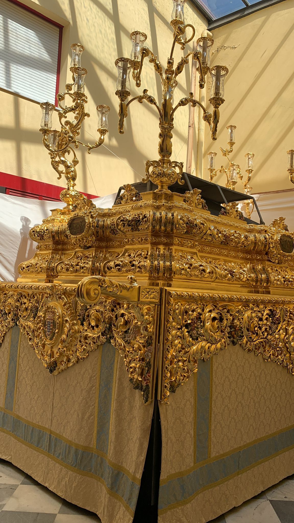 Las andas preparadas para su traslado con unos faldones de la hermandad sacramental. 